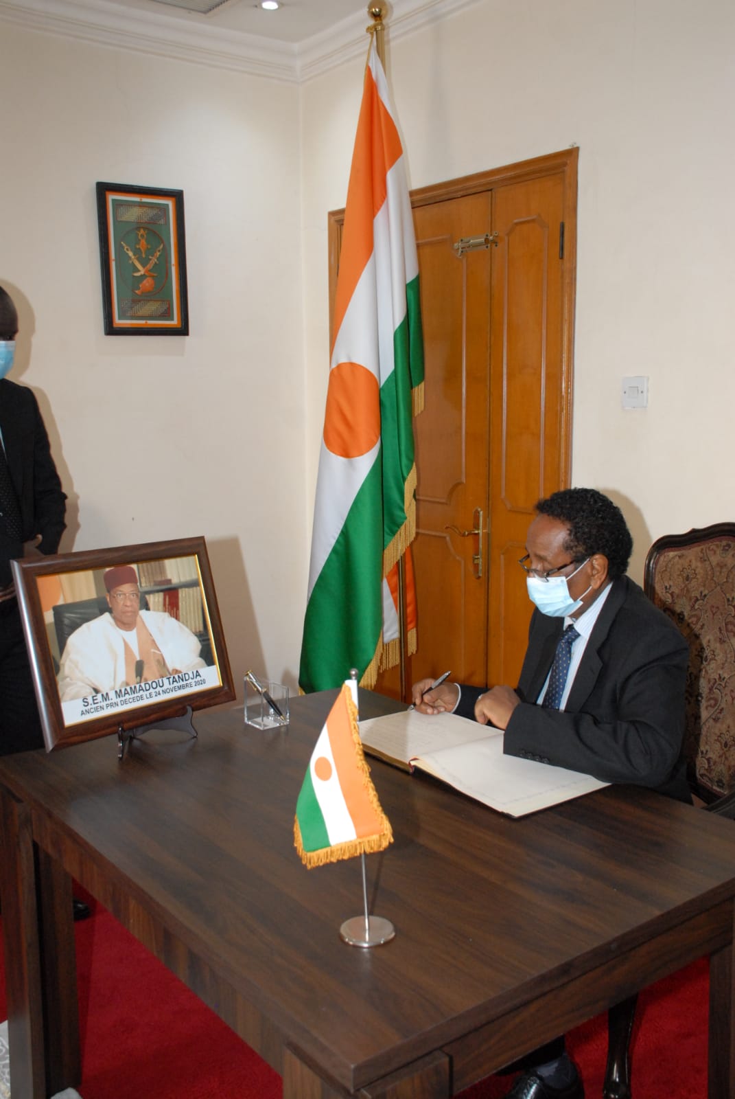 Presenting condolence at the Embassy of the Republic of Niger